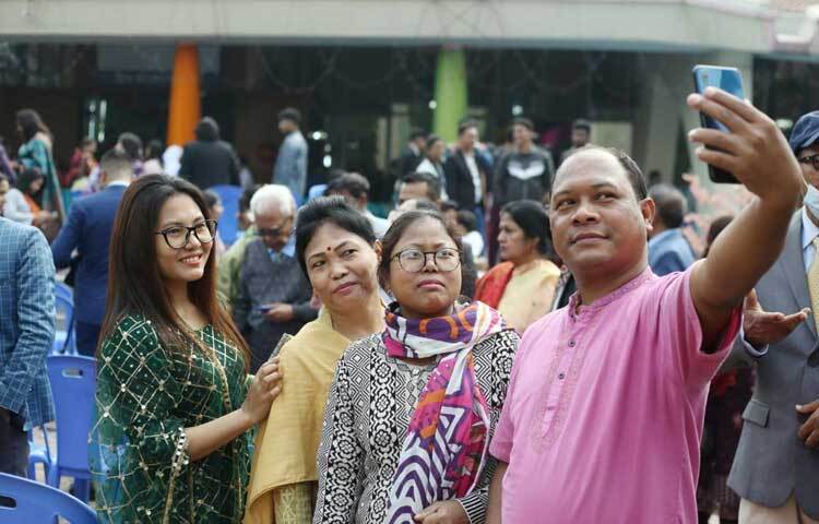 অনেকেই সেলফিতে ধরে রাখছে নিজেদের প্রিয় মুহূর্তটাকে।