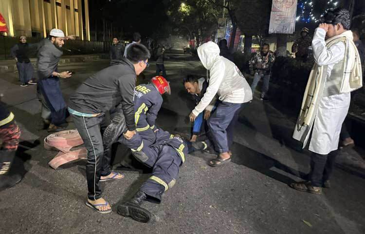 আগুন নেভানোর কাজ করতে গিয়ে ট্রাকচাপায় ফায়ার সার্ভিসের এক সদস্য নিহত হয়েছেন।