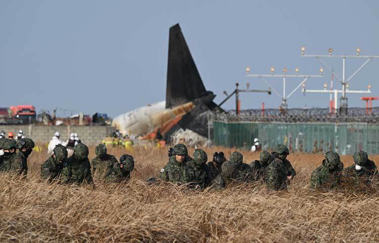 বিমানবন্দরের একজন কর্মকর্তা বার্তা সংস্থা রয়টার্সকে জানিয়েছেন, উদ্ধারকর্মীরা বিমানটির পেছনের দিক থেকে যাত্রীদের উদ্ধারের চেষ্টা করছেন।