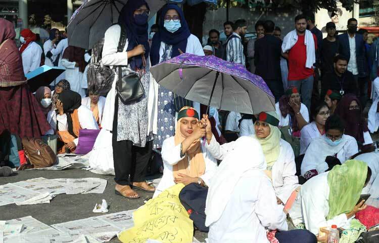 দুপুর আড়াই টায় সরেজমিনে রাজধানীর শাহবাগ মোড়ে দেখা যায়, চিকিৎসকরা সড়ক অবরোধ করে আন্দোলন করছেন।