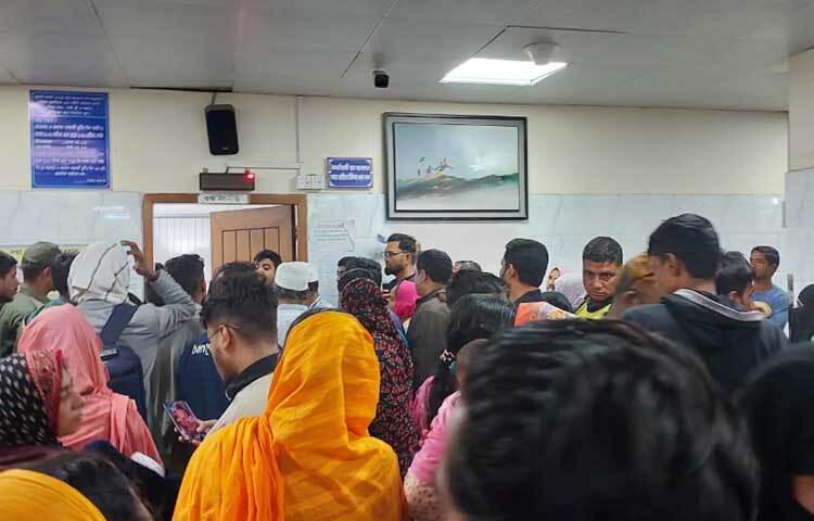 নিটোর কর্তৃপক্ষ বলছে, ধারণক্ষমতার চেয়ে কয়েকগুণ বেশি রোগীর ভিড়। রোগীর স্বজনরাও বলছেন, সকাল থেকে যুদ্ধ করেই চিকিৎসা নিতে হয়।