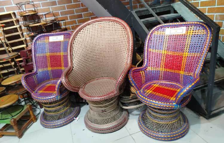 স্টলটিতে রয়েছে বড়-ছোট ও মাঝারি আকারের দৃষ্টিনন্দন সিংহাসন। ভিন্ন ডিজাইনের এ সিংহাসন আগতদের নজর কাড়ছে।