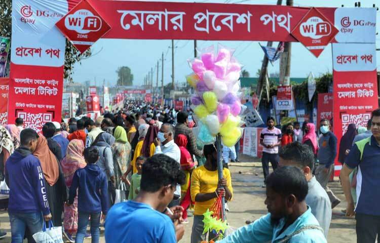 বেলা বাড়ার সঙ্গে সঙ্গে এই ভিড় আরও বাড়ছে।