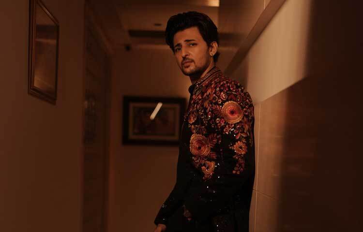 গুজরাটি, হিন্দি, পাঞ্জাবি, বাংলাসহ বিভিন্ন ভাষায় কনসার্টে সংগীত পরিবেশন করে তুমুল জনপ্রিয়তা পেয়েছেন।