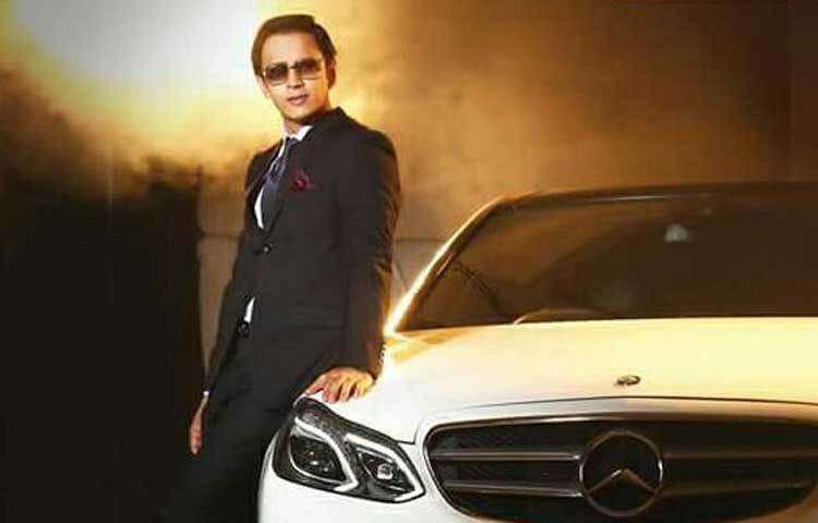 এই বয়সেও তিনি তরুণ, চঞ্চল আর হার্টথ্রব।