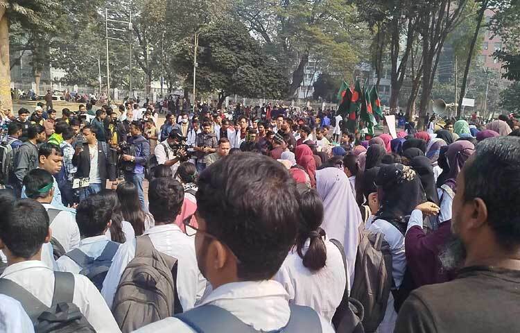 এসময় তারা ‘অবিলম্বে ফলাফল বাতিল করো করতে হবে’, ‘কোটা না মেধা-মেধা মেধা’, ‘মেডিকেলের ফলাফল-পুনঃপ্রকাশ করতে হবে’ ইত্যাদি স্লোগান দেন।