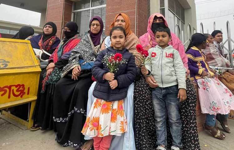 মুক্তির খবরে কারা ফটকে ভিড় জমিয়েছেন স্বজনরা।