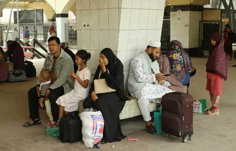 পরে রেলপথ মন্ত্রণালয়ের উপদেষ্টা মুহাম্মদ ফাওজুল কবির খানের বাসায় বৈঠক শেষে মঙ্গলবার দিবাগত রাত আড়াইটার দিকে কর্মবিরতি তুলে নেওয়ার ঘোষণা দেয় বাংলাদেশ রেলওয়ে রানিং স্টাফ ও শ্রমিক কর্মচারী ইউনিয়ন।