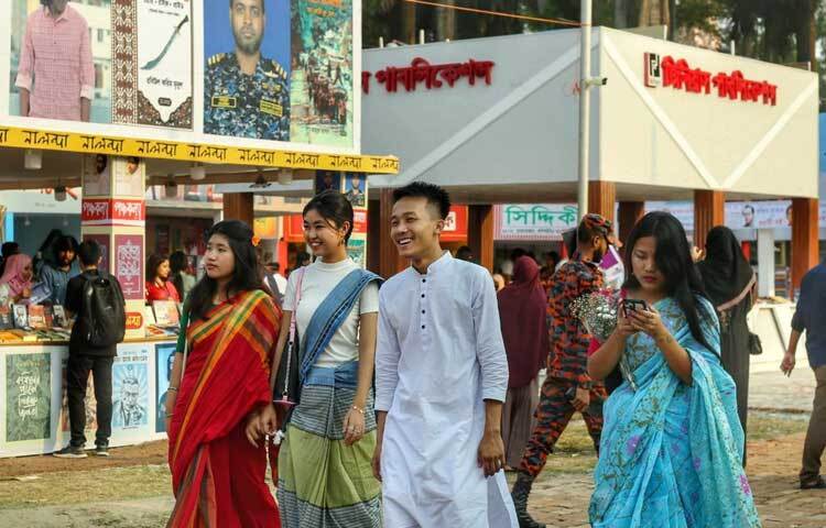 অনেকে দলবেঁধে ঘুরে বেড়াচ্ছেন মেলা প্রাঙ্গণে।