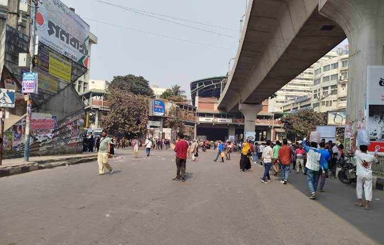 জুলাই অভ্যুত্থানে হতাহতদের পরিবারের শতাধিক সদস্য রাস্তা অবরোধ করে বসে পড়লে এলাকার যান চলাচল বন্ধ হয়ে যায়।