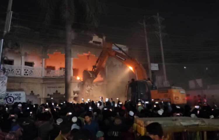 এরআগে সন্ধ্যার পরপরই মহানগর বিএনপির আহ্বায়ক অ্যাডভোকেট সাখাওয়াত হোসেন খান ও সদস্যসচিব অ্যাডভোকেট আবু আল ইউসুফ খান টিপুর শহরের মিশনপাড়া এলাকায় বিভিন্ন পর্যায়ের বিক্ষুব্ধ জনতা জড়ো হয়। এরপর সেখান থেকে একটা বিক্ষোভ মিছিল নিয়ে শহরের চাষাড়া এলাকার বায়তুল আমানের সামনে আসেন।