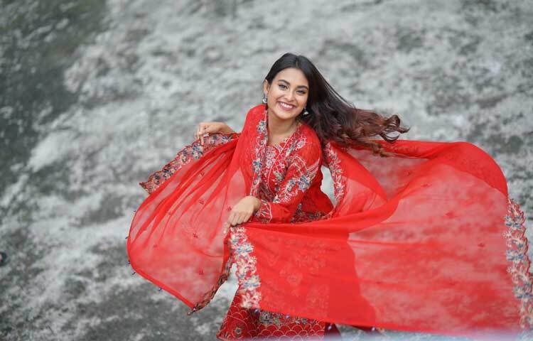 সাধারণ পোশাকেও অসাধারণ তটিনী।