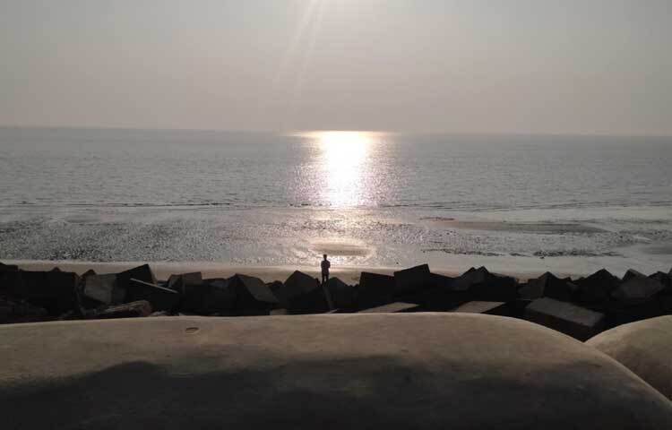 চারপাশের সবুজ আবহে নির্মল প্রশান্তির এক সুন্দর জায়গার নাম আকিলপুর সমুদ্রসৈকত।