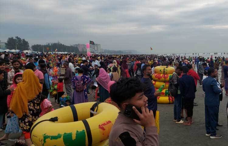 বিচ এলাকা ও আশপাশ ঘুরে দেখা যায়, সবখানেই উৎসবের আমেজে পর্যটক-দর্শনার্থীদের উপচেপড়া ভিড়।