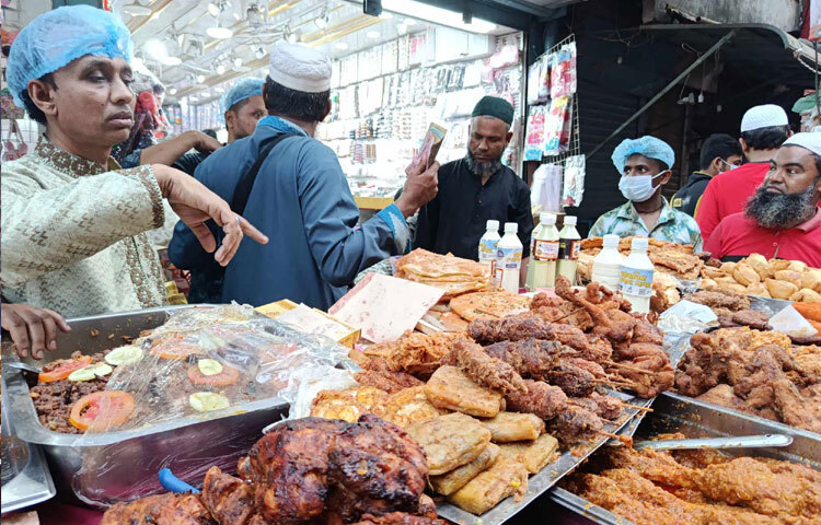 পুরান ঢাকার চকবাজার, নাজিরাবাজার, নারিন্দাসহ বিভিন্ন এলাকায় রোজার প্রথম দিনেই দেখা গেছে ইফতার ব্যবসায়ীদের হাঁকডাক।