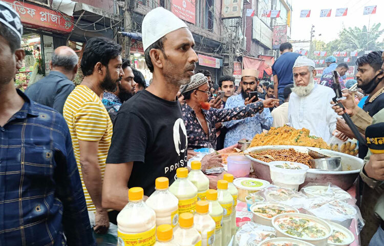 যুগ যুগ ধরে চলে আসছে চকবাজার ও আশপাশের এলাকায় বাহারি ইফতার কেনার ধুম। রমজান মাসজুড়ে এখানে ইফতারির বাজার যেন এক উৎসবে পরিণত হয়।