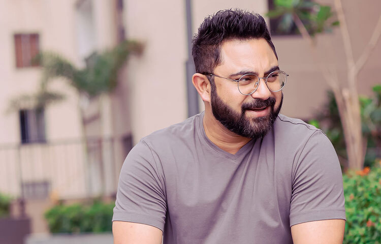 মাত্র তিন বছর বয়সে তিনি মাস্টার বিট্টু চরিত্রে অভিনয় করে অসংখ্য দর্শকের হৃদয় জয় করে নেন।