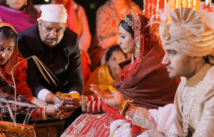 কন্যাদানের সময় আবেগপ্লুত অভিনেত্রী।