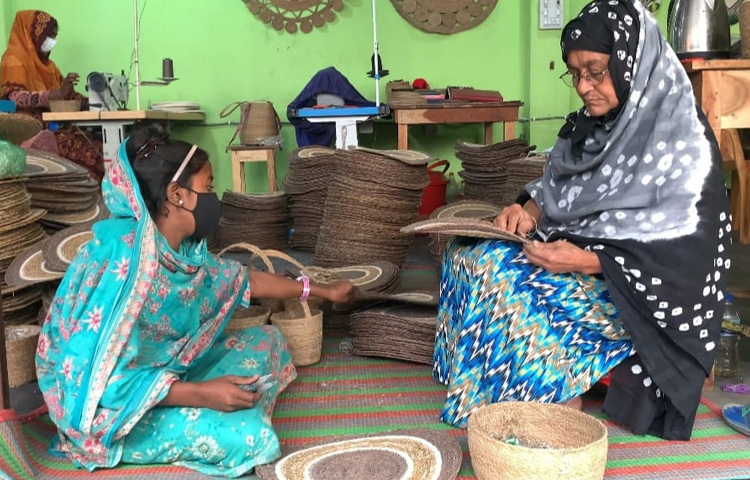বিসিক উদ্যোক্তাদের পৃষ্ঠপোষকতা করে থাকেন। নারী উদ্যোক্তাদের ট্রেনিং ও সহজ শর্তে ঋণদানের জন্য নিয়মনীতি অনুসরণ করে সব ধরনের সহযোগিতা করা হবে।
