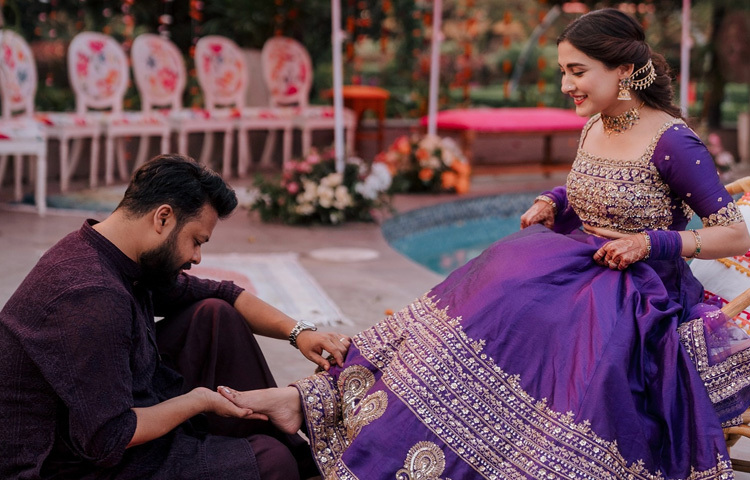 ক্যাপশনে লিখেছেন, আদনান তুমি কি খুঁজে পেয়েছ আমার মেহেদিরাঙা হাতে তোমার নাম?