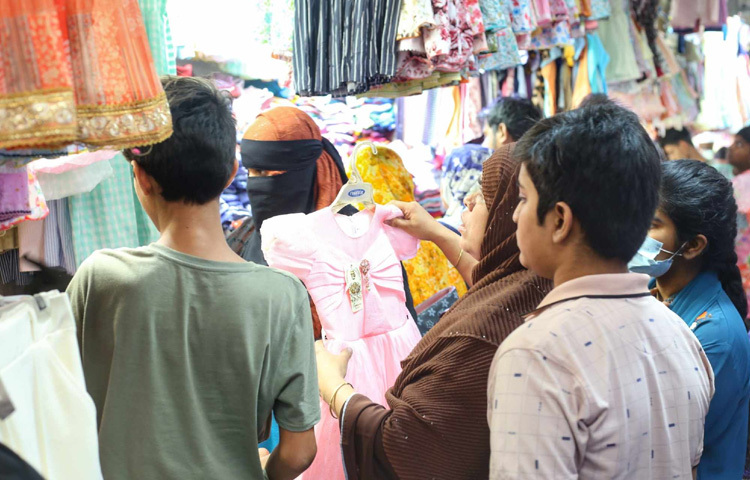 অন্য দোকানের তুলনায় বাচ্চাদের বাহারি পোশাকের দোকানে ভিড় একটু বেশি।