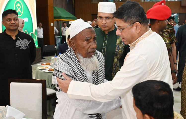 জুলাই গণঅভ্যুত্থানে আহত ৪ হাজার ২১৫ জনকে দেশের বিভিন্ন সম্মিলিত সামরিক হাসপাতালে (সিএমএইচ) চিকিৎসা সেবা দেওয়া হয়েছে এবং এরমধ্যে ৯৮৯ জন আহতের সফলভাবে অস্ত্রোপচার সম্পন্ন করা হয়েছে।