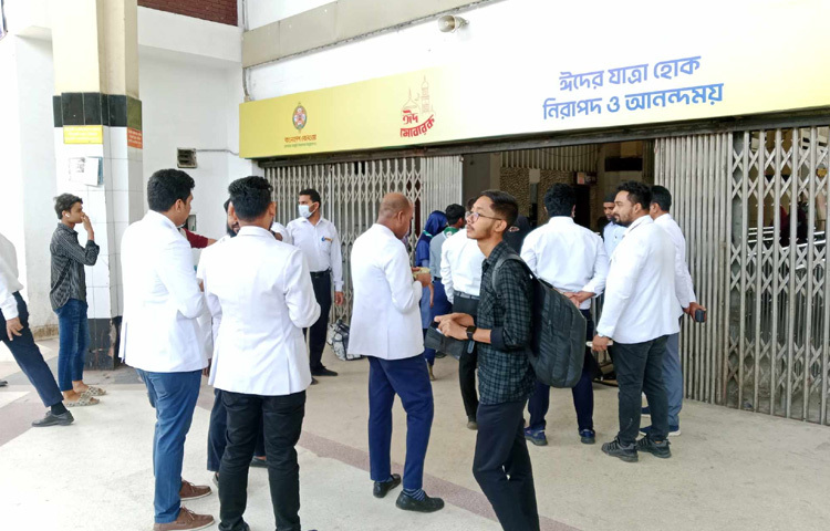 এদিকে, টিকিটবিহীন যাত্রী ঠেকাতে তিন স্তরে টিকিট যাচাই করা হচ্ছে।