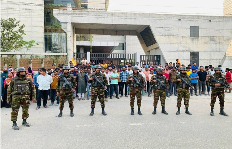 ৬ স্বতন্ত্র এডি ব্রিগেডের অধীনে একটি ইউনিট বিজেএমইএ ভবনের সামনে শ্রমিক অসন্তোষ নিরসনের জন্য নিরাপত্তা নিশ্চিত করে। ছবি: আইএসপিআর