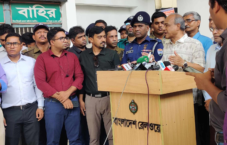 কমলাপুর রেলওয়ে স্টেশন পরিদর্শন শেষে ব্রিফিংয়ে স্বরাষ্ট্র উপদেষ্টা বলেন, আপনারা জানেন যে ঈদযাত্রার সময় প্রতি বছর ট্রেনের টিকিট কালোবাজারি সিন্ডিকেট গড়ে ওঠে। এতে রেলওয়ের লোকজনও জড়িয়ে পড়ে। এবার সেটা কঠোরভাবে নজরদারি করা হয়েছে। রেলের কেউ এসবে (টিকিট কালোবাজারি) জড়াতে পারেনি। ফলে যাত্রীদের অসুবিধায় পড়তে হয়নি।