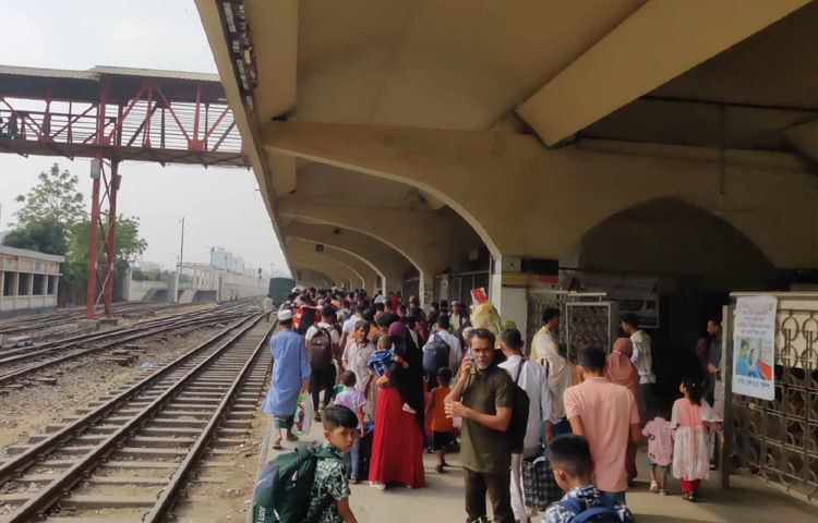 কমলাপুর রেলওয়ে স্টেশনের স্টেশন ম্যানেজার শাহাদাত হোসেন বলেন, গত কয়েকদিনের মতো আজও স্বস্তিতে যাত্রা করছে ঘরমুখো যাত্রীরা। সকাল ৯টা পর্যন্ত ঢাকা থেকে সারাদেশে গন্তব্যের উদ্দেশে ১৪টি ট্রেন ছেড়ে গেছে। সেগুলোর কোনোটাতেই শিডিউল বিপর্যয় ছিল না।