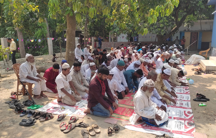 গ্রামের অন্য সবাই আগামীকাল (সোমবার) পবিত্র ঈদের নামাজ আদায় ও ঈদ পালন করবেন।