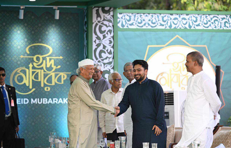 এ সময় উপদেষ্টাবৃন্দ, প্রধান উপদেষ্টার বিশেষ সহকারী, বিচারপতি, অ্যাটর্নি জেনারেল, কূটনীতিক, জাতীয় ঐকমত্য কমিশনের সদস্য, সংস্কার কমিশনের সদস্য, রাজনৈতিক নেতৃবৃন্দ, তিন বাহিনীর প্রধানগণ, সুশীল সমাজের সদস্য এবং সাংবাদিকেরা উপস্থিত ছিলেন।