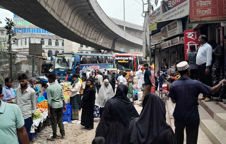 বেলা ১১টার দিকে যাত্রাবাড়ী চৌরাস্তার ট্রাফিক পুলিশ বক্সের সামনে এবং যাত্রাবাড়ী থানার সামনে যাত্রীদের দাঁড়িয়ে থাকতে দেখা গেছে। তবে যাত্রীর তুলনায় গাড়ি ছিল কম।