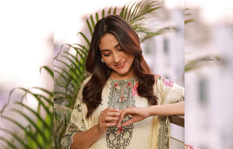 ফুলেল কারুকাজের অফ হোয়াইট সালওয়ার কামিজে বেশ মিষ্টি লাগছে অভিনেত্রী মেহজাবীনকে।