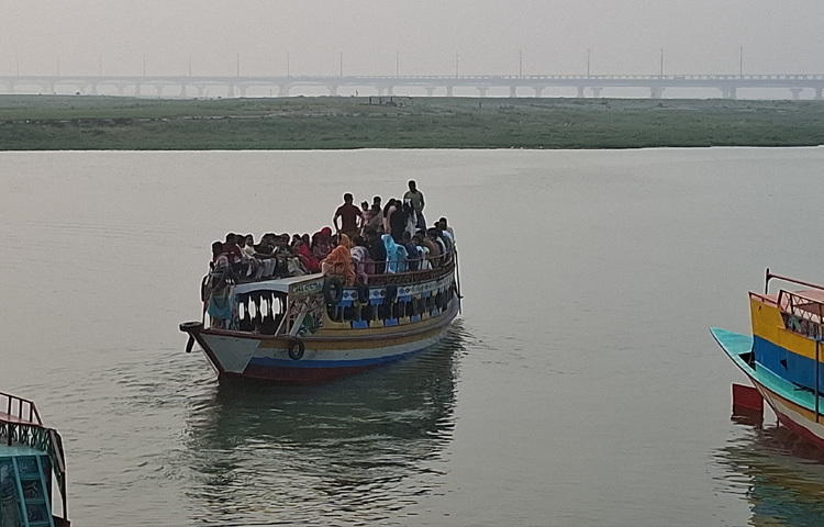 তবে অন্য সময়ের তুলনায় এবার দর্শনার্থীদের ভিড় কম লক্ষ্য করা গেছে। সেসময় বিভিন্ন বয়সী দর্শনার্থীদের পদচারণায় মুখরিত হয়ে ওঠে দর্শনীয় স্থানগুলো।