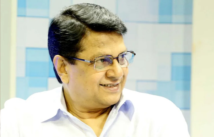 ১৯৮৫ সালে ‘মা ও ছেলে’ সিনেমায় অভিনয় করে প্রথম জাতীয় চলচ্চিত্র পুরস্কার ঘরে তোলেন আলমগীর।