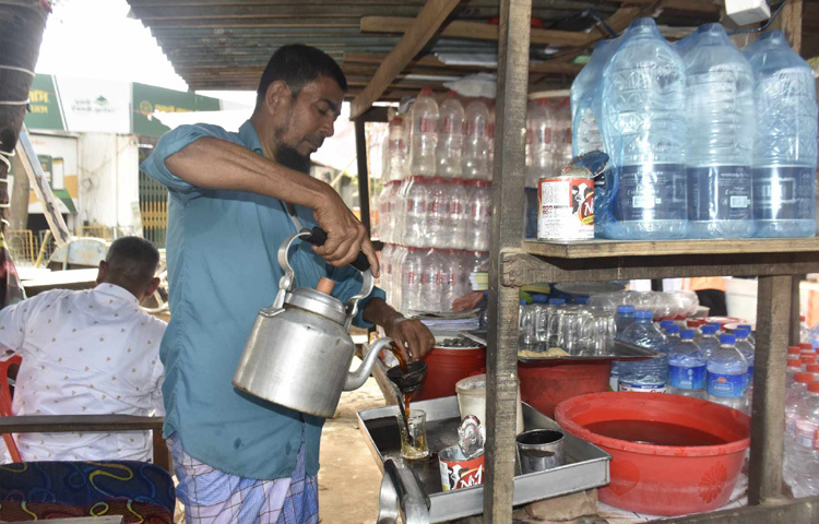 ঈদের অন্য দুদিনের তুলনায় এদিন জীবিকার তাগিদে বের হওয়া মানুষের সংখ্যা বেশি চোখে পড়েছে। অন্যদিকে ঈদের দিন ও পরদিনের তুলনায় ঘোরাঘুরি করতে বেরোনো মানুষের সংখ্যা কম।