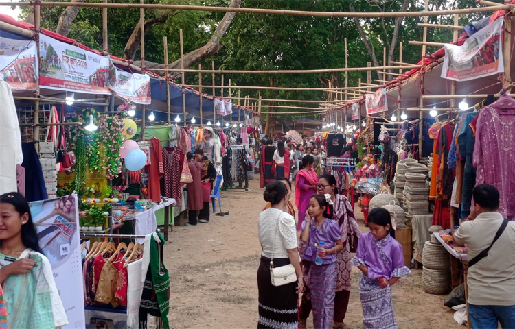 পার্বত্য চট্টগ্রামে পাহাড়ি জনগোষ্ঠীর প্রধান সামাজিক উৎসব বিজু-সাংগ্রাই-বৈসুক-বিষু-বিহুকে ঘিরে সাজ সাজ অবস্থা বিরাজ করছে। নতুন বছরকে বরণ ও পুরোনোকে বিদায় জানাতে উৎসবে মেতেছেন পাহাড়ের বাসিন্দারা। ছবি: জাগো নিউজ