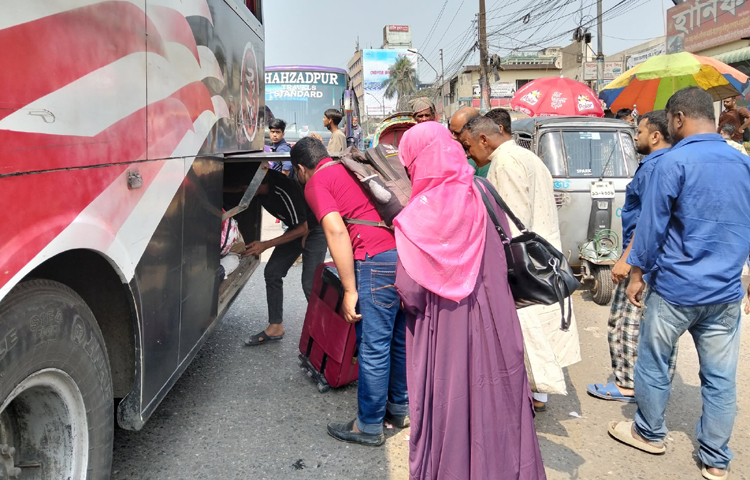 পবিত্র ঈদুল ফিতরের টানা ৯ দিনের ছুটি শেষ। এরই মধ্যে কর্মক্ষেত্রে যোগ দিতে রাজধানী ঢাকায় ফিরতে শুরু করেছেন অনেকে। বাস কিংবা ট্রেনে স্বস্তিতে রাজধানীতে ফিরছেন কর্মজীবীরা। অন্য বারের চেয়ে এবার ঈদযাত্রা নির্বিঘ্ন হওয়ায় সন্তুষ্ট তারা। ছবি: জাগো নিউজ