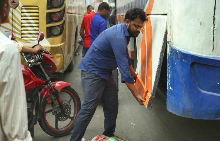 ভোগান্তিহীন যাত্রায় স্বস্তি প্রকাশ করছেন নগরে ফেরা মানুষ।