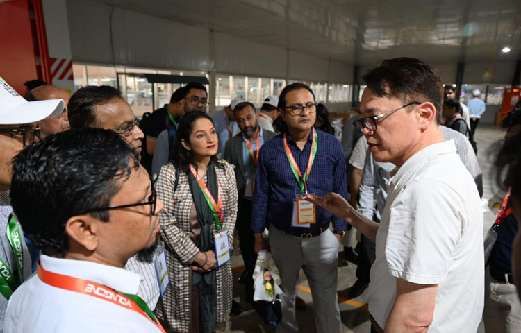 বিদেশি বিনিয়োগকারীদের পাশাপাশি দেশীয় বিনিয়োগকারীদের কেউ নিজেদের পাশাপাশি বিদেশি বিনিয়োগকারীদের সঙ্গে দ্বিপাক্ষিক আলোচনার সুযোগ করে দেওয়া হচ্ছে।