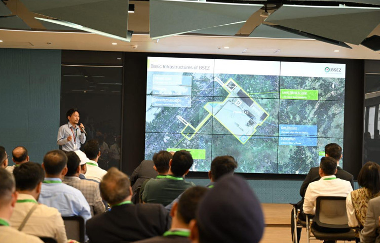 নিলোর্নের বাংলাদেশ ইউনিট ‘নিলোর্ন বাংলাদেশ লিমিটেড’ এর ব্যবস্থাপনা পরিচালক মোহাম্মদ আবদুল কাইয়ুম ও বাংলাদেশ স্পেশাল ইকোনমিক জোনের ব্যবস্থাপনা পরিচালক তারো কাওয়াচির সমঝোতা স্মারকে সই করেন।