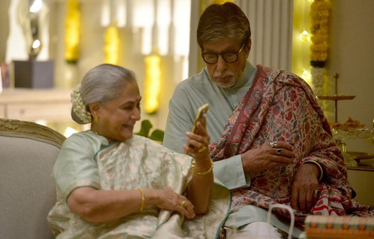 ১৯৯২ সালে ভারত সরকার তাকে ভারতের চতুর্থ সর্বোচ্চ বেসামরিক সম্মাননা পদ্মশ্রীতে ভূষিত করেন। ২০০৭ সালে তিনি ফিল্মফেয়ার আজীবন সম্মাননা পুরস্কার পান।