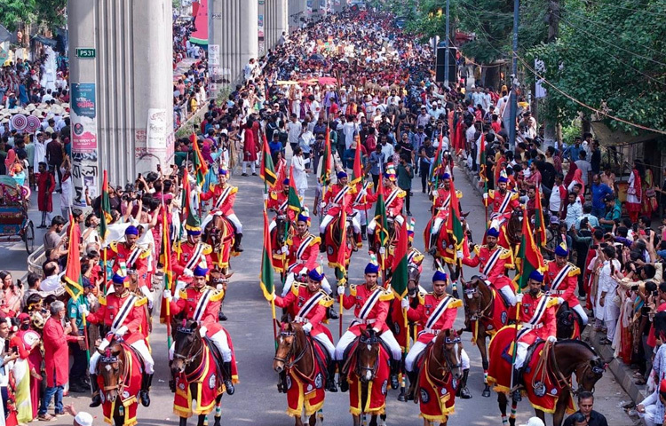 সবার কণ্ঠে নতুন বাংলাদেশ গড়ার দৃঢ় অঙ্গীকার। তবে বর্ষবরণের প্রস্তুতির শেষ সময় পর্যন্ত সমালোচনা আর তর্ক-বিতর্ক পিছু ছাড়েনি।