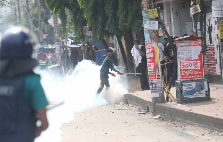 এর আগে ২১ এপ্রিল ঢাকা কলেজের এক শিক্ষার্থীকে মারধর করে সিটি কলেজের শিক্ষার্থীরা। এই ঘটনা ঢাকা কলেজের বিভিন্ন ফেসবুক গ্রুপে ছড়িয়ে পড়ে।