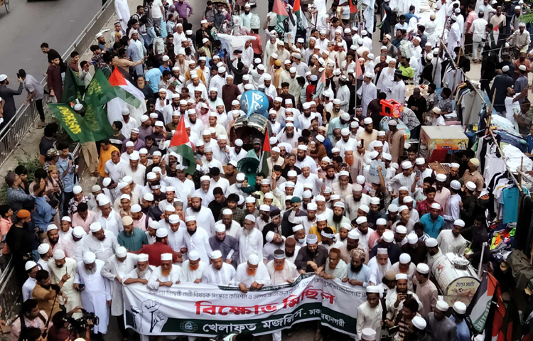 নারী বিষয়ক সংস্কার কমিশনের সুপারিশ বাতিলের দাবিতে বিক্ষোভ করে খেলাফত মজলিস। আজ জুমার নামাজের পর বায়তুল মোকাররম জাতীয় মসজিদের উত্তর গেটে বিক্ষোভ মিছিল করে সংগঠনটি। ছবি: জাগো নিউজ