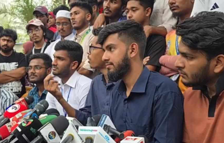 পলিটেকনিক শিক্ষার্থীদের ছয় দফা দাবি বাস্তবায়নে অবিলম্বে কারিগরি শিক্ষা সংস্কার কমিশন গঠনের দাবিতে আজ ঢাকা পলিটেকনিক ইনস্টিটিউটে সংবাদ সম্মেলনের আয়োজন করে কারিগরি ছাত্র আন্দোলন বাংলাদেশের প্রতিনিধিরা। ছবি: জাগো নিউজ