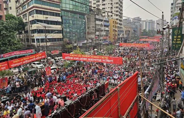 মহান মে দিবস উপলক্ষে নয়াপল্টনে বিএনপির কেন্দ্রীয় কার্যালয়ের সামনে শ্রমিক সমাবেশ করা হয়। দুপুর ২টায় এই সমাবেশ শুরু হয়। জাতীয়তাবাদী শ্রমিক দল আয়োজিত সমাবেশে কেন্দ্রীয় নেতারা উপস্থিত হন। পাশাপাশি বিএনপি ও অঙ্গ সংগঠনের নেতাকর্মীরাও অংশ নেন। ছবি: জাগো নিউজ