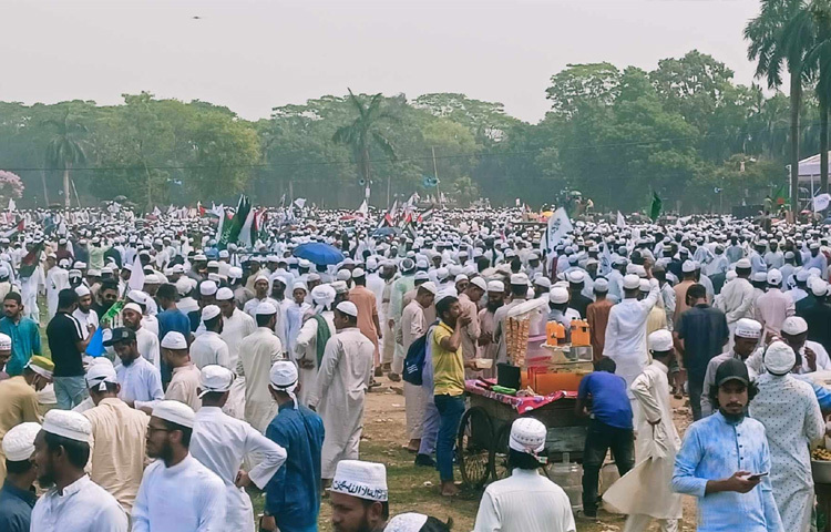 হেফাজতে ইসলাম জানায়, মহাসমাবেশ সফল করতে ঢাকা, চট্টগ্রামসহ দেশের সব জেলা, উপজেলা থেকে লাখো মানুষ অংশগ্রহণ করেছেন।