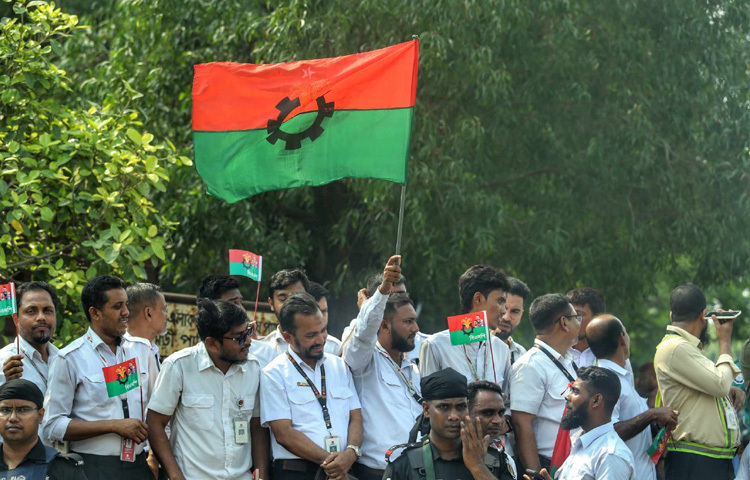 পূর্ব ঘোষণা অনুযায়ী তারা ঢাকা-ময়মনসিংহ মহাসড়কের বনানী, খিলক্ষেত ও বিমানবন্দরের সড়কের দুপাশে অবস্থান নেন।